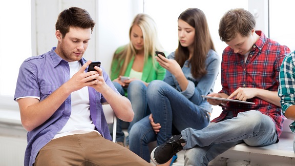 Ragazzi con il cellulare